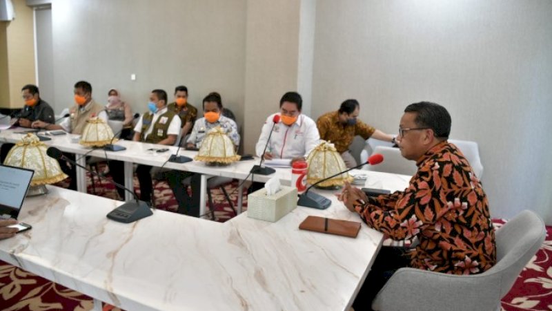 Gubernur Sulsel, Nurdin Abdullah saat memimpin rapat di posko Covid-19, Kamis (28/5/2020).