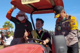Serahkan Bantuan 40 Traktor dan Alsintan, Mentan SYL Harap NTT Bisa Tanam Dua Kali Setahun