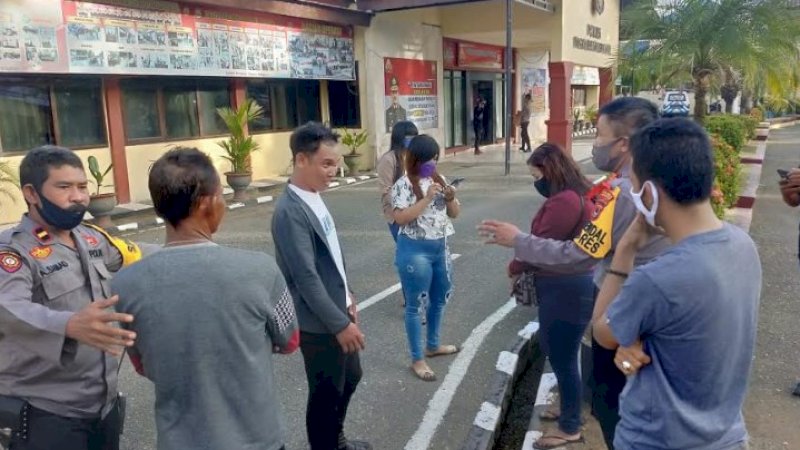 Tim Gabungan Pangkep Pergoki Oknum Kades Asal Maros Pesta Miras Bareng Beberapa Wanita