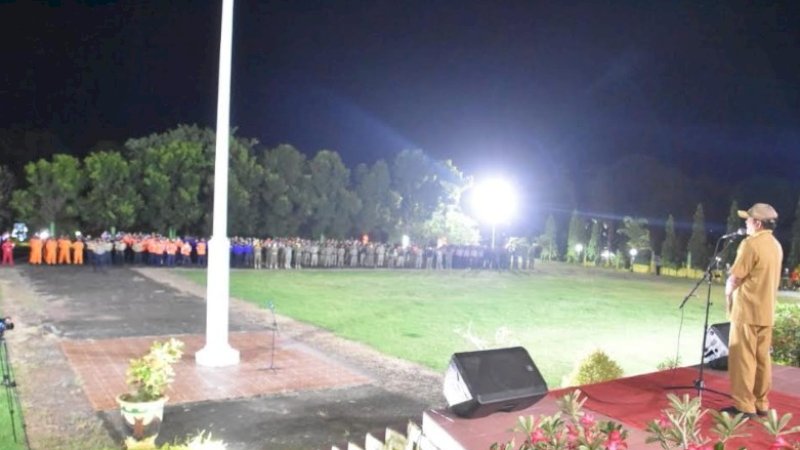 Bupati Soppeng, Andi Kaswadi Razak memimpin apel penarikan Tim Gugus Tugas Covid-19 di halaman kantor bupati Soppeng, Jumat malam (29/5/2020).