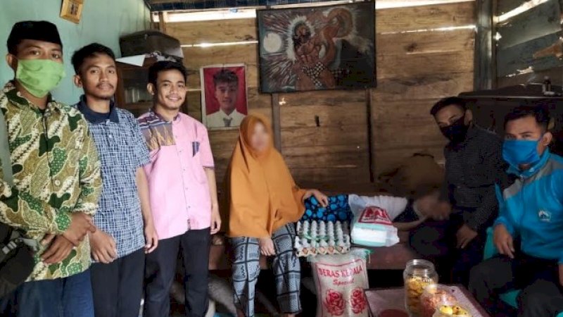 Ikatan Pelajar Muhammadiyah (IPM) Sulsel menyalurkan bantuan Wagub Sulsel kepada warga Bantaeng yang sakit. 