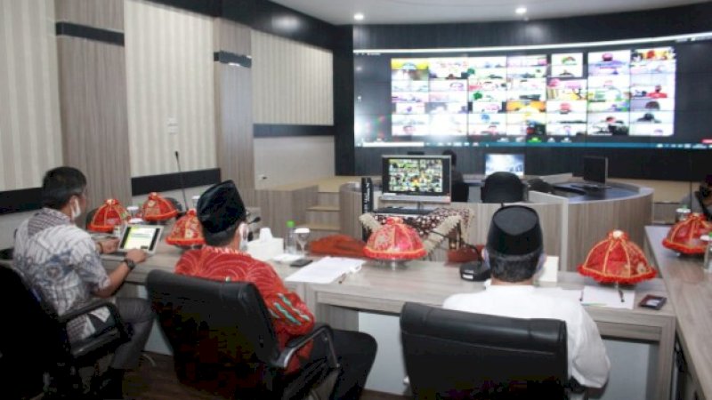 Bupati Barru, Suardi Saleh memimpin rapat koordinasi virtual di ruang Basic Barru, Jumat (29/5/2020).