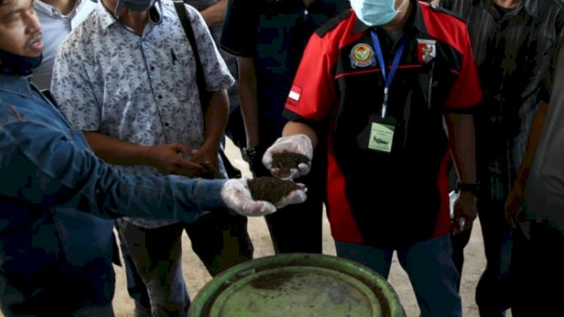 foto: Penjabat walikota Makassar Yusran Yusuf meninjau lokasi Tempat Pengolahan Sampah TPS  3R dipesantren Darul Aman Biringkananyya. Sabtu (30 /5/2020).