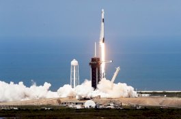 Roket SpaceX Sukses Meluncur Bawa 2 Astronaut ke Antariksa