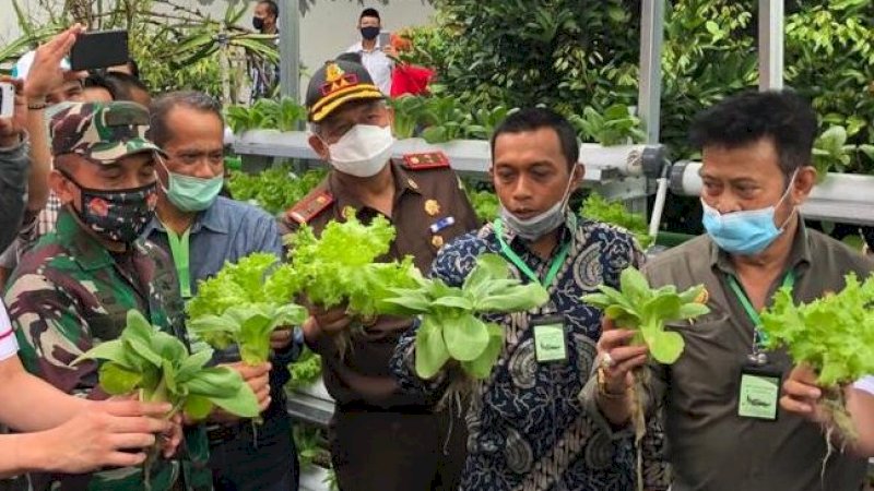 Menteri Pertanian, Syahrul Yasin Limpo (kanan) mendorong warga memanfaatkan pekarangan.