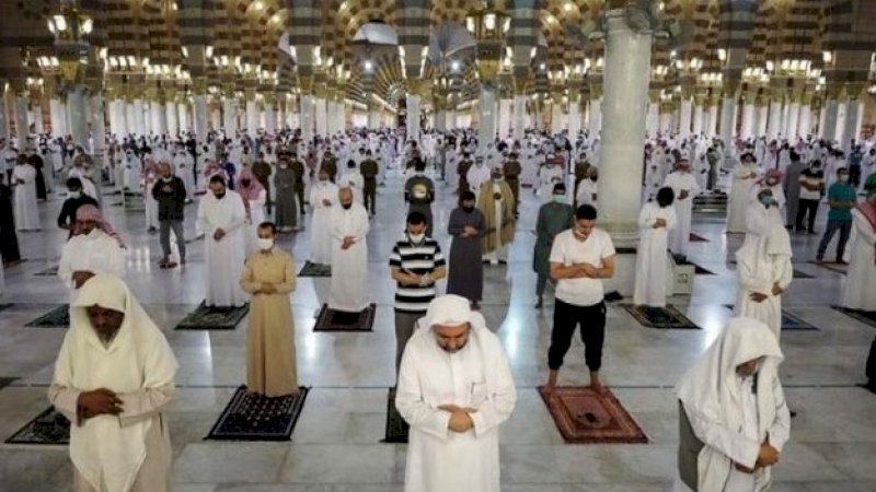 Suasana salat subuh di Masjid Nabawi, Madinah, Minggu (31/5/2020).
