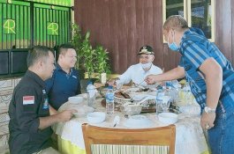 Jalan-Jalan ke Desa Garassikang, Bupati Jeneponto Dijamu Ayam Bakar dan Konro