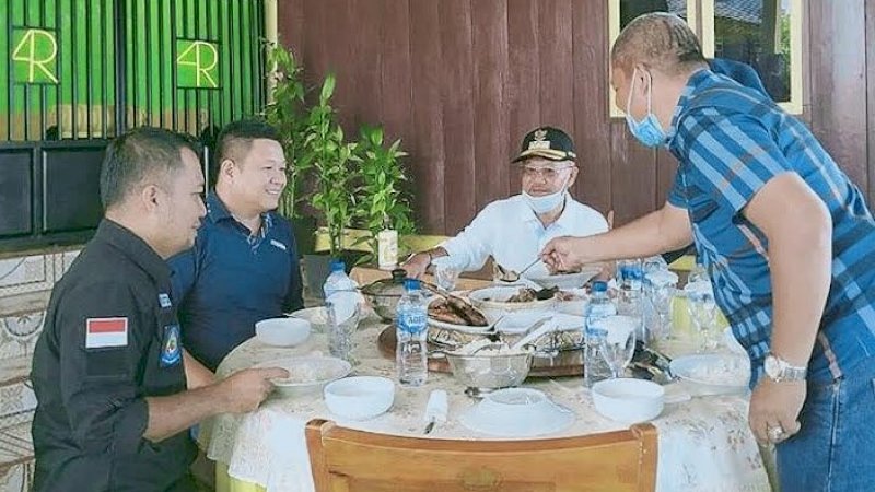 Bupati Jeneponto, Iksan Iskandar dijamu makan siang di rumah kepala Desa Garassikang, Kecamatan Bangkala, Minggu (31/5/2020).