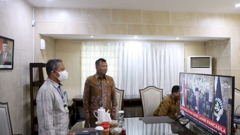 foto:RAKYATKU.COM, MAKASSAR- Pj Walikota, Prof Yusran Yusuf, mengikuti upacara peringatan hari Lahir Pancasila melalui Video Conference(Vidcon), yang dipimpin secara langsung oleh Presiden RI, Joko Widodo.

