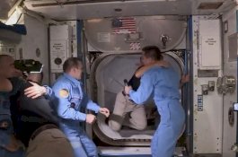 Roket SpaceX yang Bawa Douglas Hurley-Bob Behnken Tiba di Stasiun Antariksa Internasional