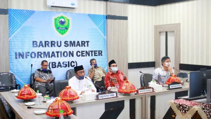 Bupati Barru, Suardi Saleh di ruang Basic.