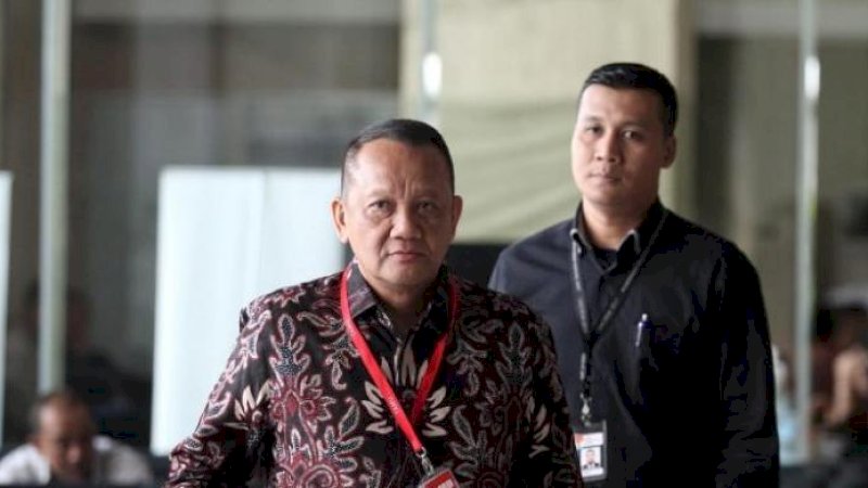Nurhadi (depan)