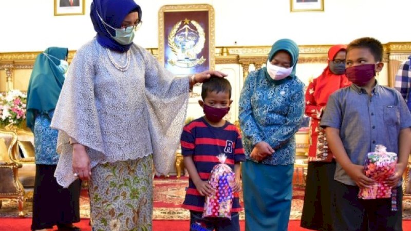 Ketua Tim Penggerak PKK Provinsi Sulawesi Selatan, Lies F Nurdin menyerahkan bantuan masker khusus untuk anak-anak, Senin (1/6/2020).