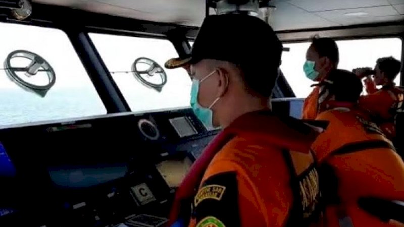 Kantor Pencarian dan Pertolongan (Basarnas) Makassar dalam upaya pencarian 11 pemancing yang hilang kontak.