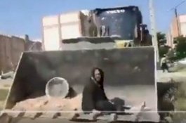 Tak Terima Rumahnya Digusur, Wanita Ini Masuk ke Alat Pengeruk hingga Akhirnya Meninggal