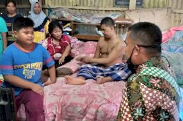 Wabup Takalar Peluk Babil: Kamu Panutan  dalam Mengurus Orangtua yang Sakit