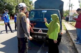 Tandai Pelaku Perjalanan, Dinas Kesehatan Barru Pasangi Stiker Tiap Kendaraan