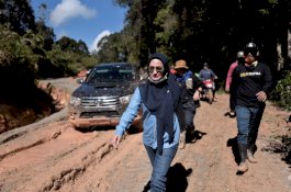 Bupati Lutra Pantau Penyaluran Bansos hingga Perbatasan Seko-Rampi