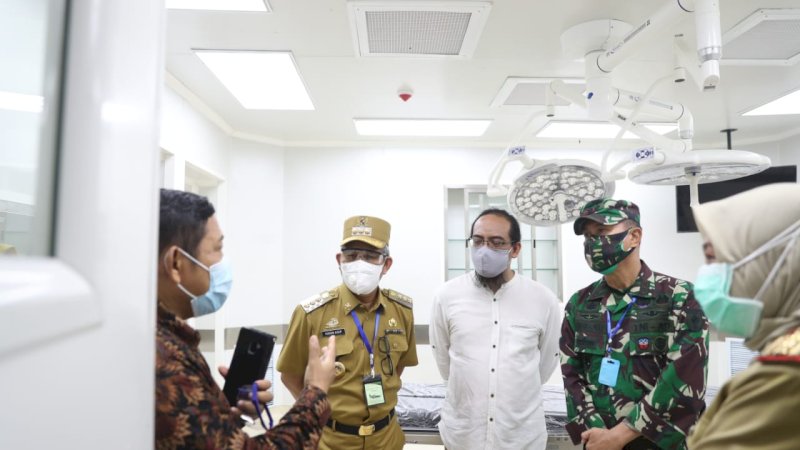 foto:-Pj. Wali Kota Makassar Prof. Yusran Jusuf bersama Panglima Kodam XIV Hasanuddin Mayor Jenderal TNI Andi Sumangerukka, S.E., M.M bertandang ke RSUD Makassar, Selasa (2/7). Kunjungan tersebut guna melakukan pemantauan pola penanganan covid-19 di tempat tersebut.