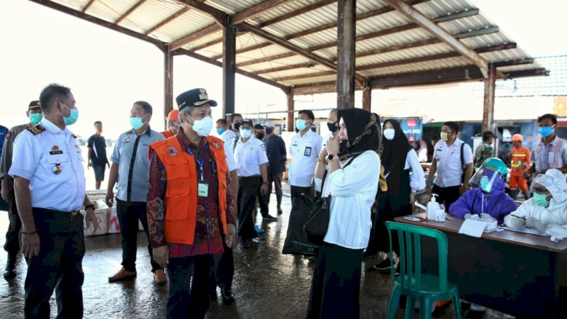 foto: Penjabat Wali Kota Makassar, Prof Yusran Jusuf didampingi Kadis Kesehatan, dr. Naisyah dan Kadis Perikanan dan Kelautan, Rahman Bando mengunjungi pelelangan ikan Paotere di Kecamatan Ujung Tanah, Rabu (3/6/20). 

