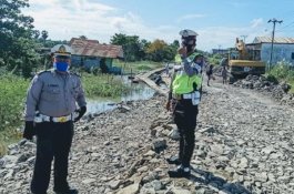 Satlantas Polres Wajo Patroli Pantau Perbaikan Jalan Rusak