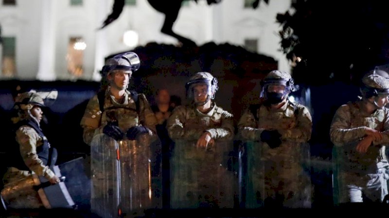 Sederet anggota Garda Nasional DC berdiri di Lafayette Park ketika para demonstran berkumpul untuk memprotes kematian George Floyd, Selasa, 2 Juni 2020, di dekat Gedung Putih di Washington. (Foto AP / Alex Brandon)
