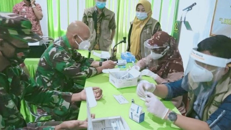 Sejumlah perwira dan prajurit Kodim 1425 Jeneponto dilakukan pemeriksaan rapid test oleh Dinas Kesehatan. Bertempat di Makodim Jalan Lanto Dg Pasewang, Kelurahan Balang, Kecamatan Binamu, Kabupaten Jeneponto.