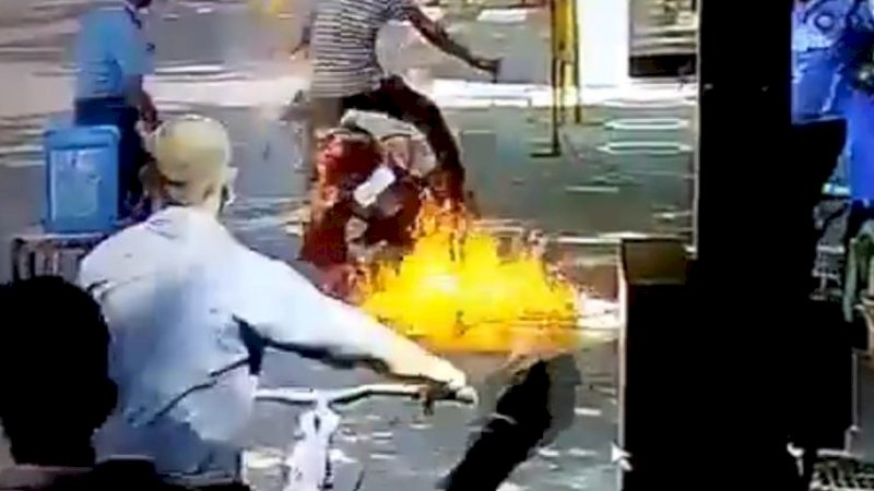 Insiden kebakaran yang menimpa warga yan baru saja disemprot disinfektan.  