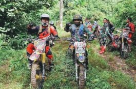Naik Trail Bareng Riders, Dandim Bawa Bahan Pokok dan Mushaf Al-Qur'an ke Pelosok