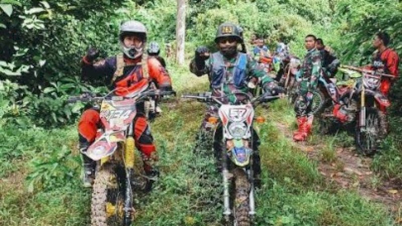 Naik Trail Bareng Riders, Dandim Bawa Bahan Pokok dan Mushaf Al-Qur'an ke Pelosok