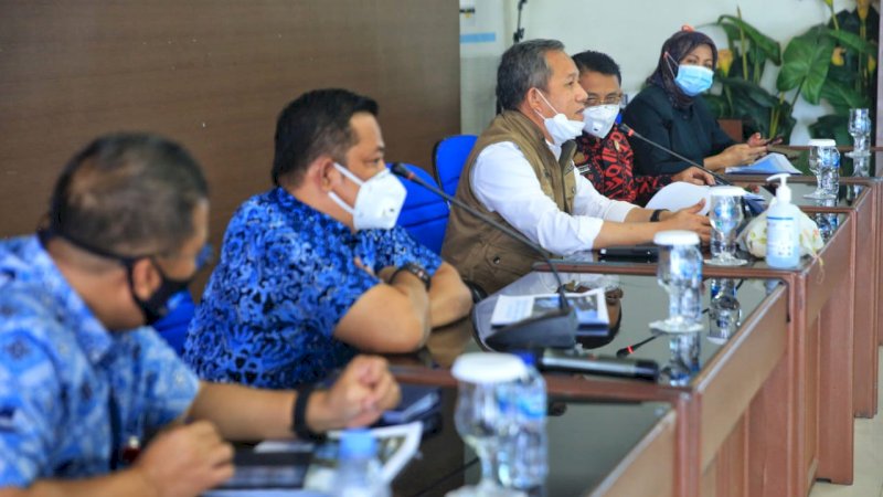 FOTO:Penjabat Wali Kota Makassar Yusran Jusuf selaku kuasa pemegang mandat di Perusahaan umum daerah air minum kota Makassar menghadiri  persentasi yang dibawakan Direktur utama Hamzah Ahmad di Aula tirta Perumda air minum daerah kota Makassar. Kamis 4 Juni 2020.