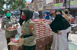 Rutin Setiap Jumat, Bhayangkari Barru Berbagi Makanan ke Jemaah Masjid Nurul Iman