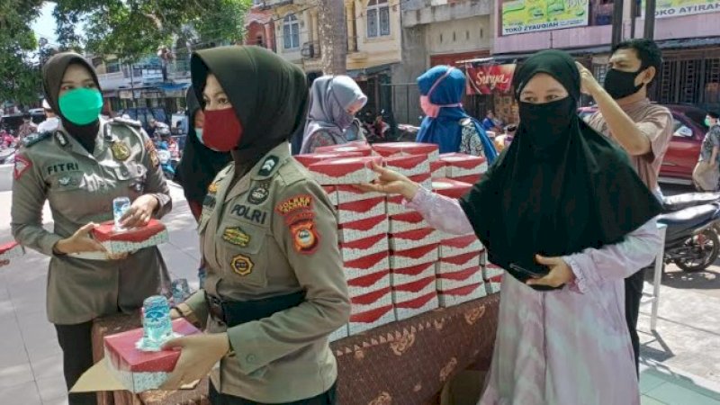Kegiatan Jumat Berkah Bhayangkari Cabang Barru terus berlanjut. Kali ini para ibu-ibu bhayangkari ditemani Polwan membagikan ratusan nasi bungkus ke jemaah Masjid Agung Nurul Iman usai salat Jumat.