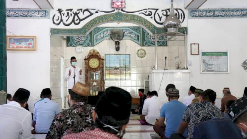 Bupati Barru, Suardi Saleh menyampaikan pengarahan di Masjid Lasinri, Kelurahan Coppo, Kecamatan Barru, Jumat (5/6/2020).