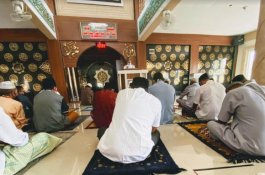 Usai Jadi Khatib Salat Jumat, Anggota DPRD Wajo Bagi-Bagi Masker kepada Jemaah