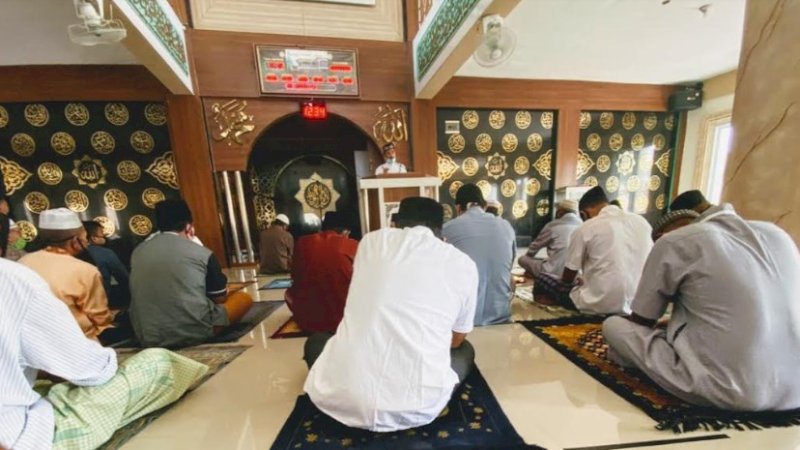 Di tengah kesibukan sebagai anggota DPRD Wajo, Elfrianto menyempatkan waktu untuk berdakwah. Salah satunya dengan menjadi khatib Jumat di Masjid Nurul Ikhsan, Tocamming, Kelurahan Siwa, Jumat (5/6/2020).