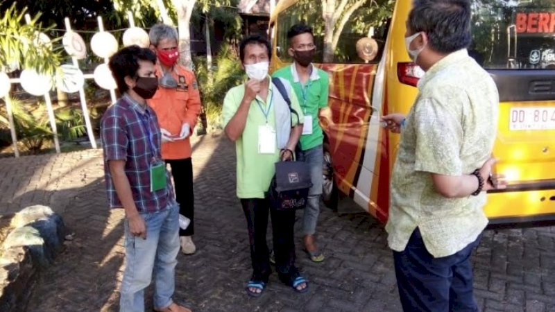 Tiga warga asal Barru saat dijemput di Pelabuhan Nusantara Parepare, Jumat (5/6/2020).