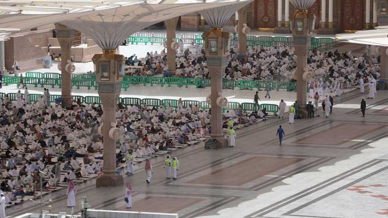 Suasana salat Jumat di Masjid Nabawi, Madinah.