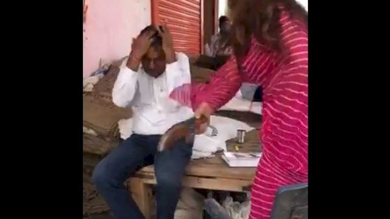 Detik-detik saat Sonali menampar Sultan Singh dengan sandalnya.