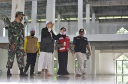 PMI Luwu Utara Semprot Rumah Ibadah dan Sosialisasikan New Normal