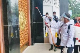 Tekan Penyebaran Covid-19, PMI Wajo Lakukan Penyemprotan Disinfektan Serentak