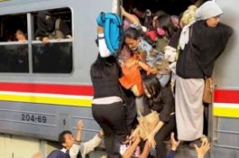 Dianggap Pertanda Baik, Bayi di India yang Lahir di Kereta Api Banjir Hadiah