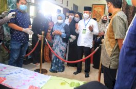 Bersama Istri Melayat Kerumah Duka H.A.Muallim, Prof Yusran:Semoga Almarhum Khusnul Khotimah