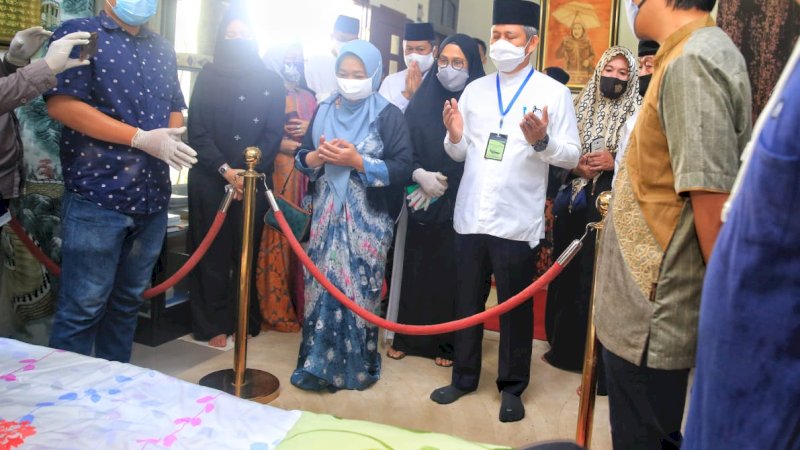 foto:Penjabat Walikota Makassar Prof. Yusran Jusuf  bersama ketua TP PKK Kota Makassar Andi Masniawati melayat ke rumah duka mantan Sekretaris Propinsi Sulawesi Selatan  H.A Muallim di  Jalan Beringin Kompleks Rumah Jabatan Bupati Gowa. Minggu 7/6/2020.