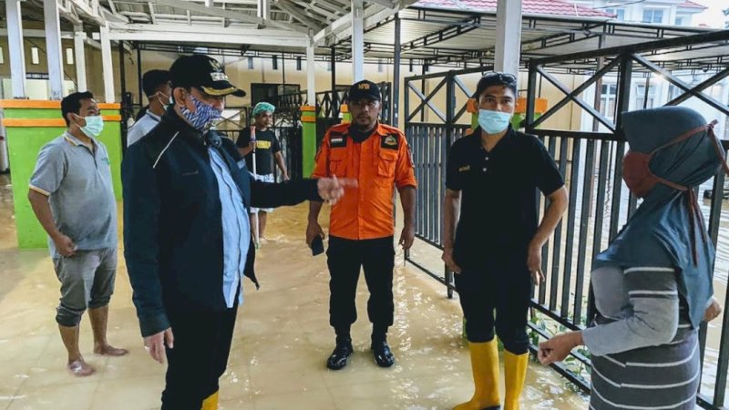 Bupati Wajo, Amran Mahmud memantau banjir yang merendam dua kecamatan.