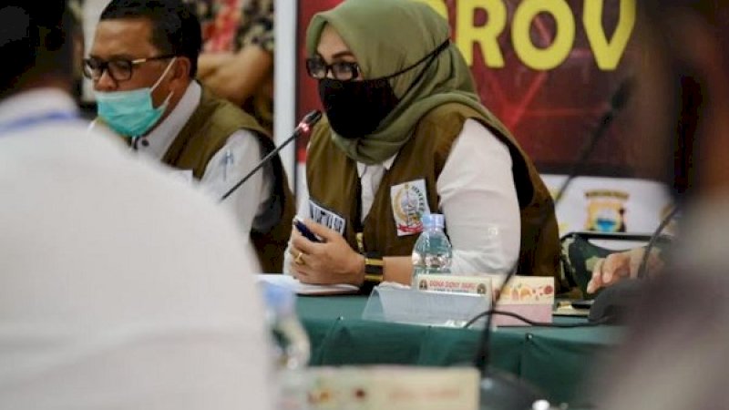 Ina Kartika Sari, Ketua DPRD Sulsel, saat rapat di Posko Covid-19 Manunggal, Minggu (7/6/2020).