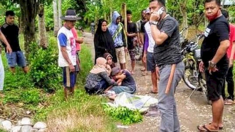  Seorang petani di Dusun Tippulu, Desa Sappa, Kecamatan Belawa, Wajo tewas berlumuran darah. Pria berinisial HAE (58) itu dihabisi suami sepupunya sendiri, Minggu (7/6/2020).