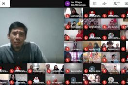 Tangis Haru Kepala SMP Islam Athirah Bukit Baruga pada Penamatan Virtual