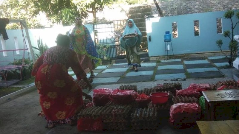 Puluhan warga Desa Gona, Kecamatan Kajuara, Bone dapat telur busuk. Puluhan rak telur itu bagian dari paket Bantuan Pangan Non Tunai (BPNT).