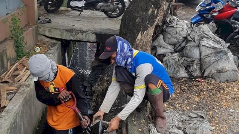 foto:Satgas Drainase DPU Makassar tetap maksimal bekerja  membersihkan saluran air meski di tengah pandemi covid 19.